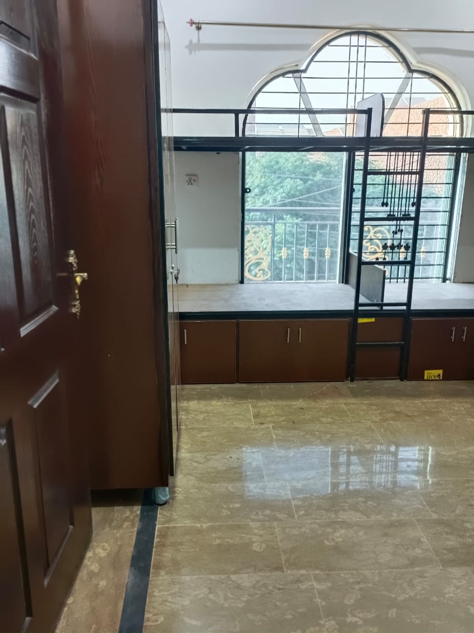 Room 4 — 6 Seater